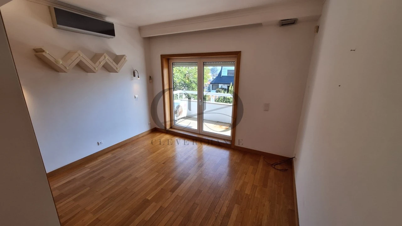 Moradia T4 para Venda em Canelas Foto 11