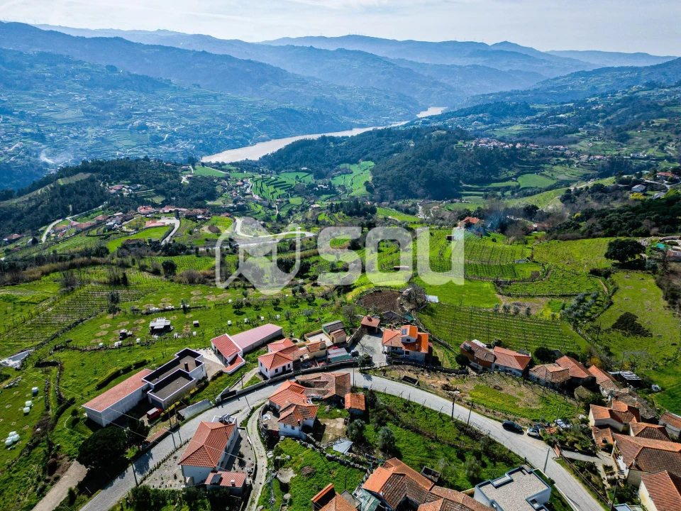 Moradia T4 para Venda em Santa Cruz do Douro e São Tomé de Covelas Foto 1