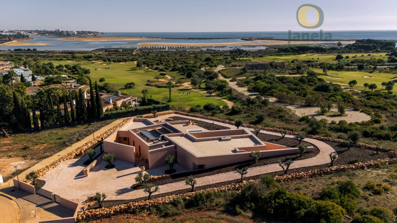 Moradia T4 para Venda em Lagos (São Sebastião e Santa Maria) Foto 1