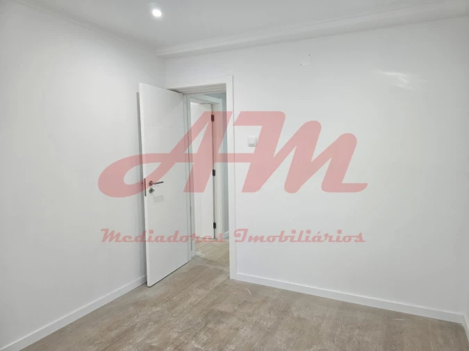 Apartamento T2 para Venda em Venteira Foto 15