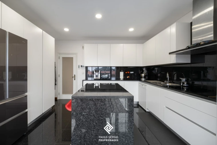 Moradia T4 para Venda em São Felix da Marinha Foto 4