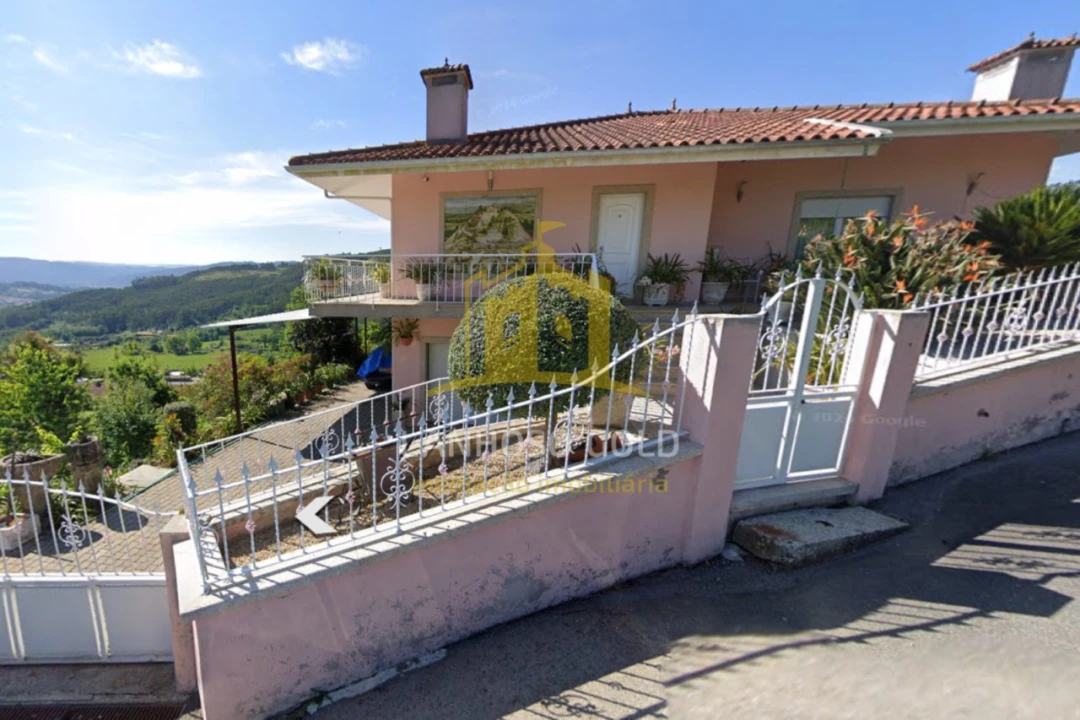 Moradia T3 para Venda em Lanhoso Foto 1