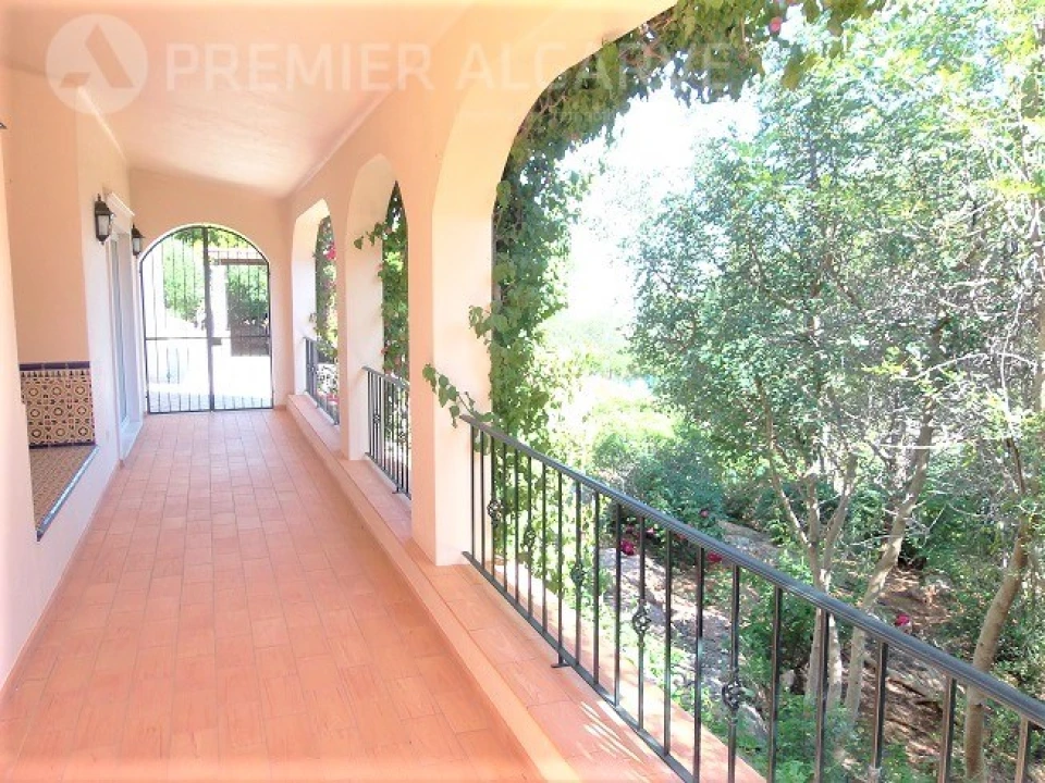 Moradia T4 para Venda em Santa Barbara de Nexe Foto 5