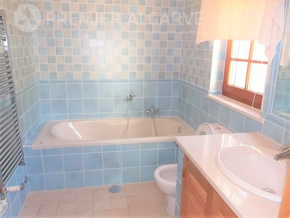 Moradia T4 para Venda em Santa Barbara de Nexe Foto 14