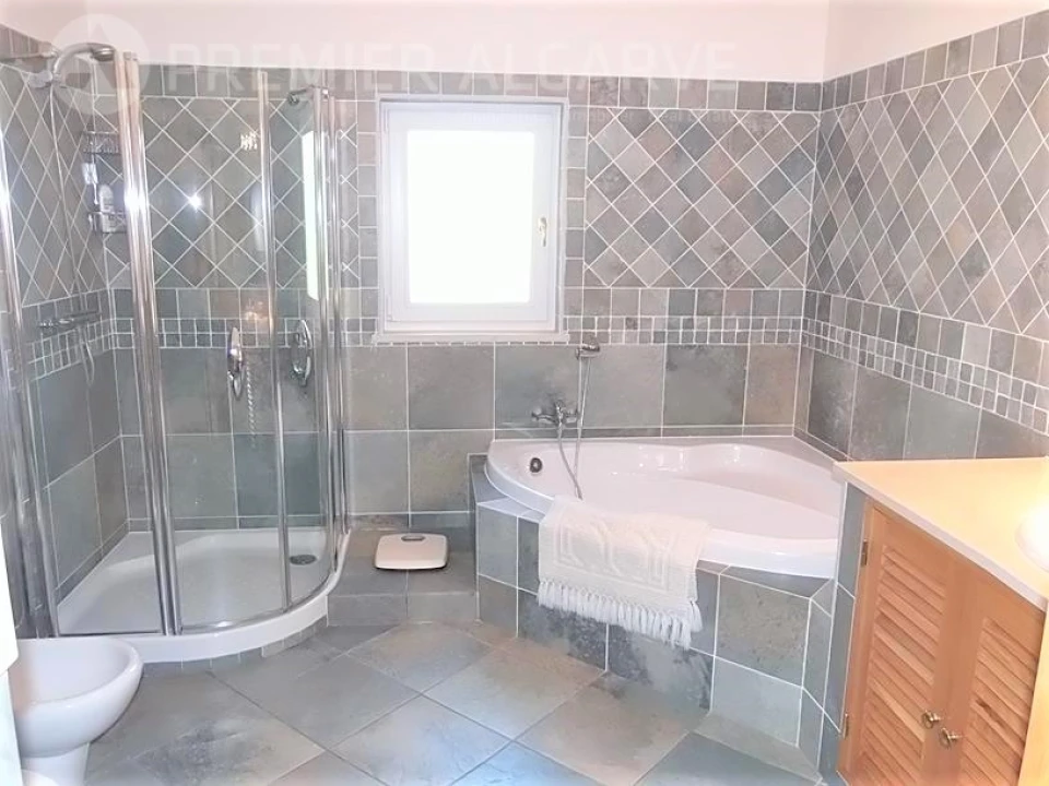 Moradia T4 para Venda em Santa Barbara de Nexe Foto 16