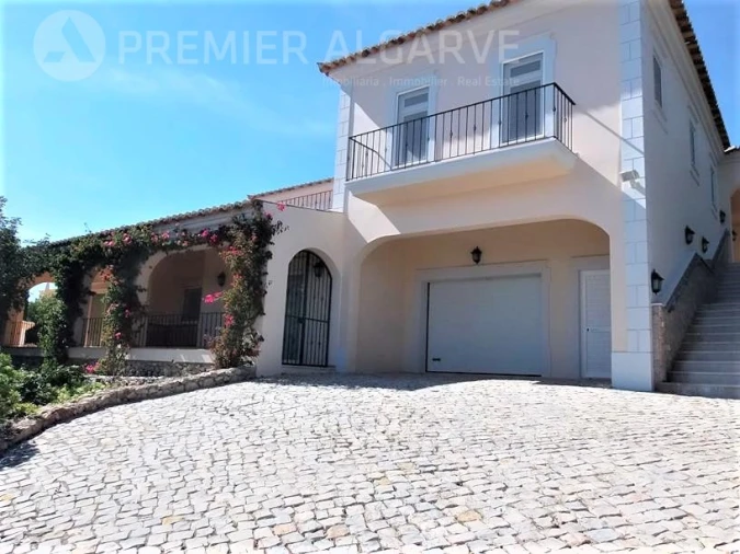 Moradia T4 para Venda em Santa Barbara de Nexe Foto 1