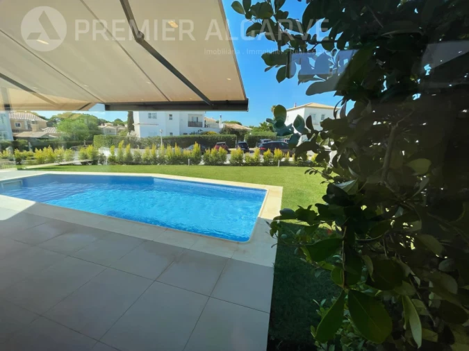 Moradia T4 para Venda em Almancil Foto 4