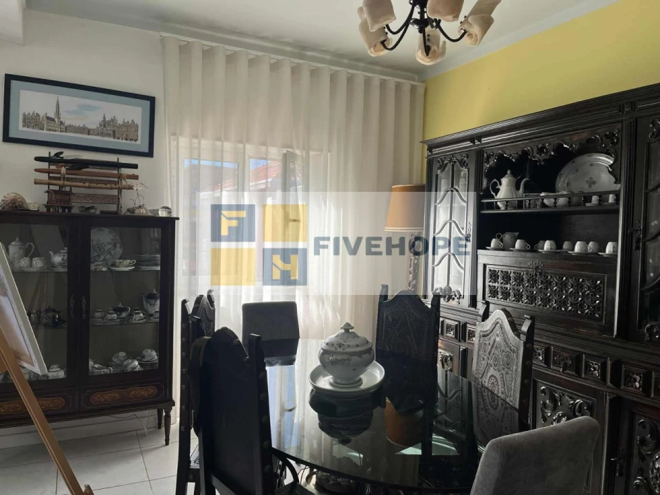 Moradia T4 para Venda em Santo Antonio dos Olivais Foto 12