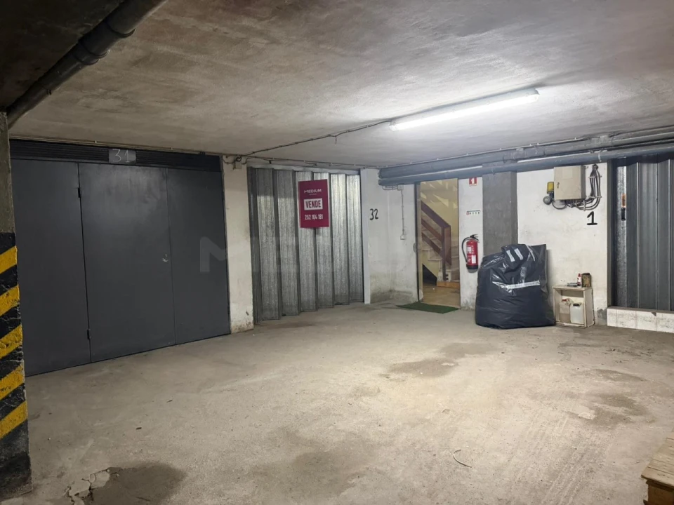 Garagem para Venda em Vila Nova de Famalicão e Calendário Foto 1