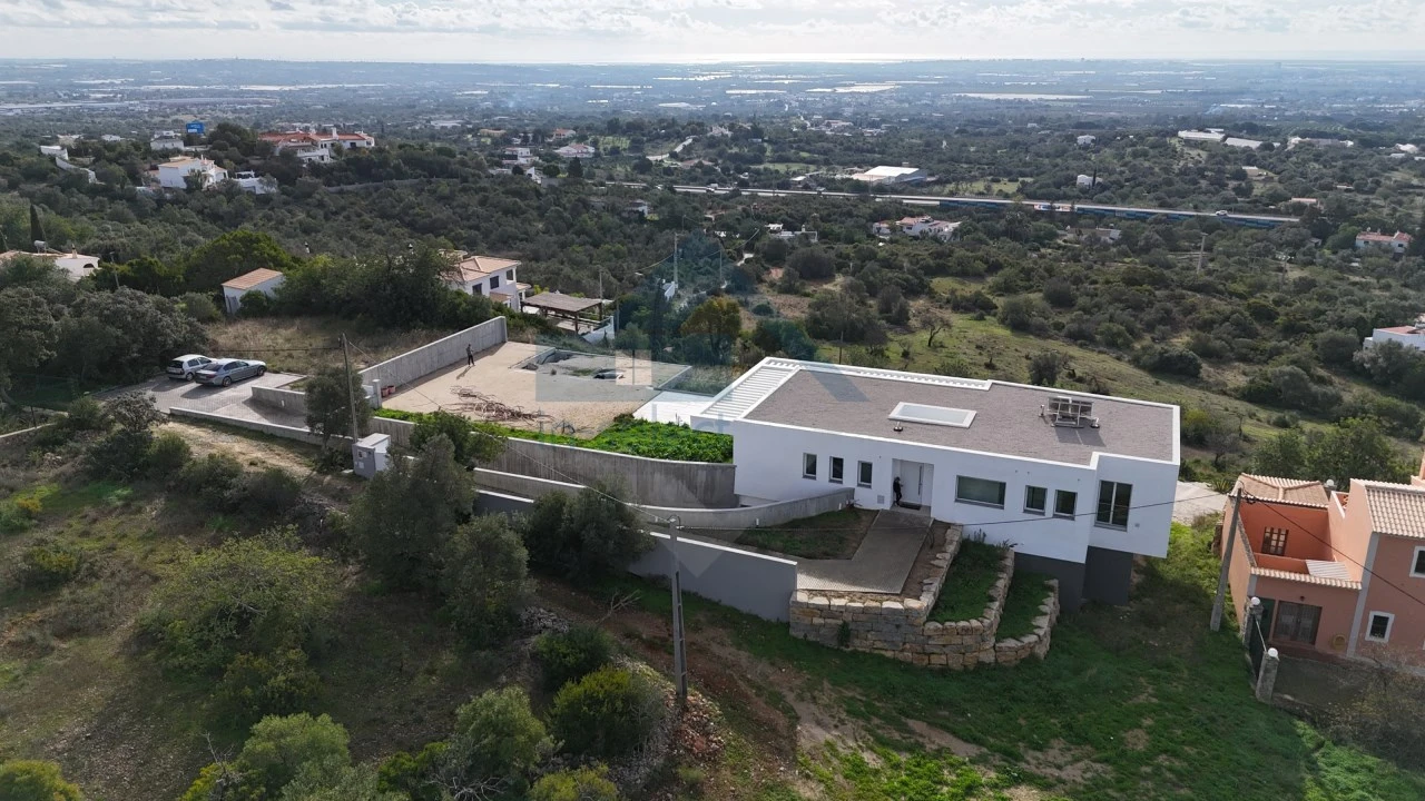 Moradia T3 para Venda em Santa Barbara de Nexe Foto 12