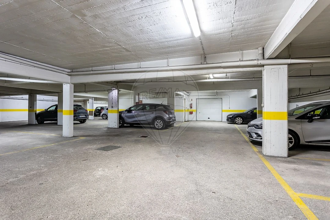 Garagem para Arrendamento em Sacavém e Prior Velho Foto 3