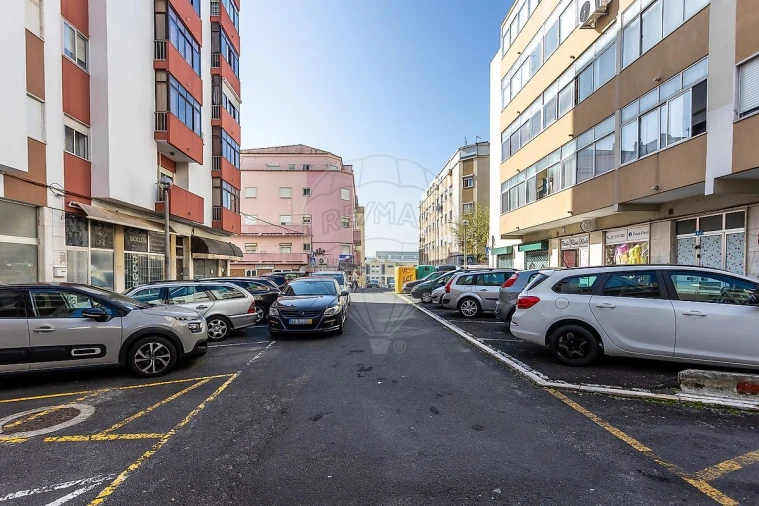 Garagem para Arrendamento em Sacavém e Prior Velho Foto 6