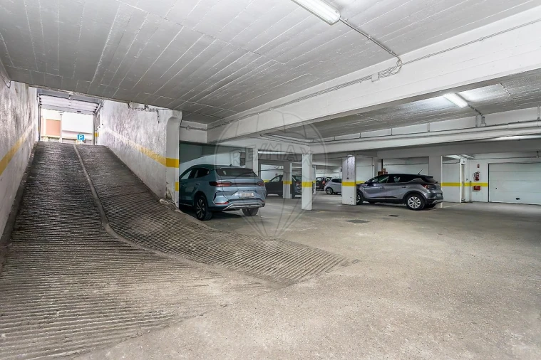 Garagem para Arrendamento em Sacavém e Prior Velho Foto 4