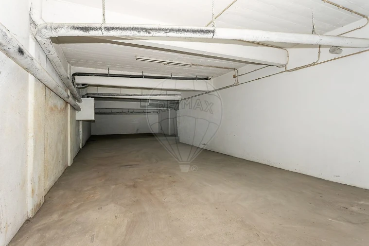 Garagem para Arrendamento em Sacavém e Prior Velho Foto 8