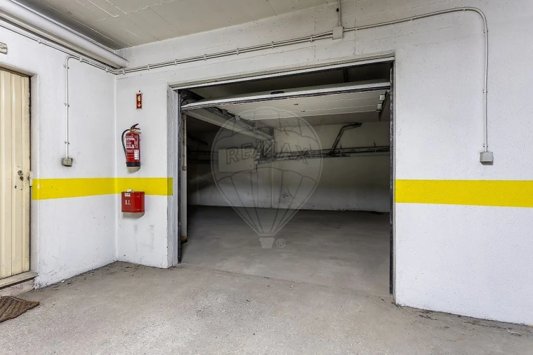 Garagem para Arrendamento em Sacavém e Prior Velho Foto 10
