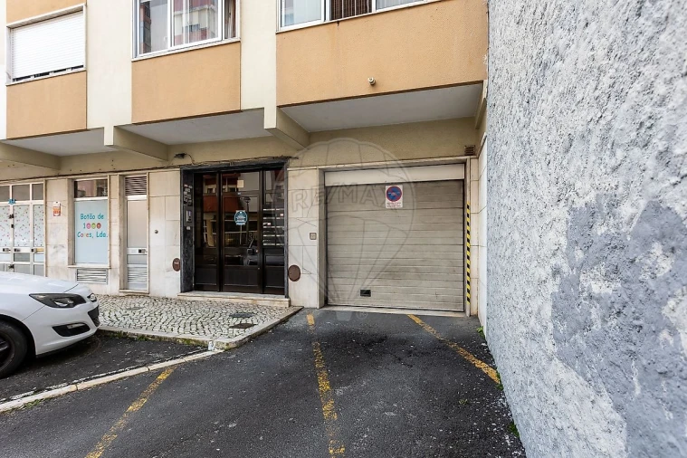 Garagem para Arrendamento em Sacavém e Prior Velho Foto 7
