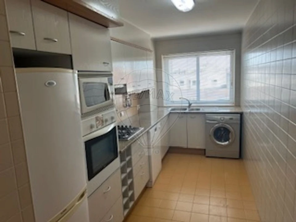 Apartamento T1 para Arrendamento em Lumiar Foto 7