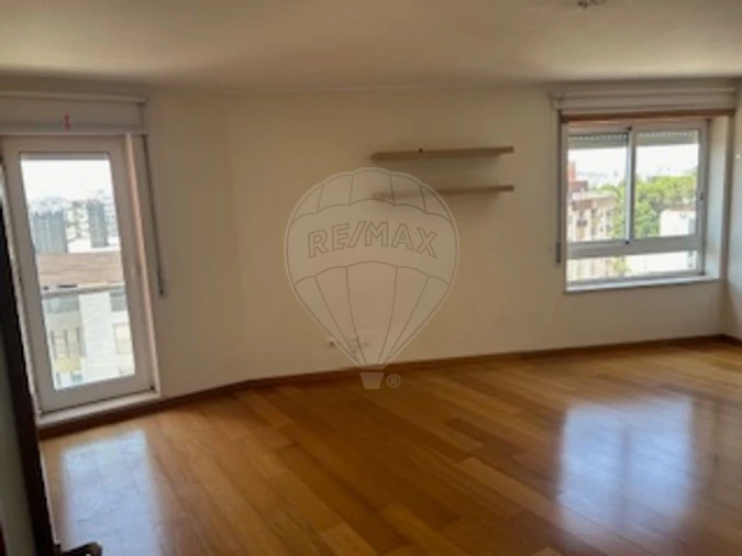Apartamento T1 para Arrendamento em Lumiar Foto 4