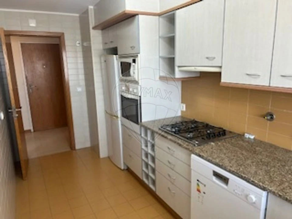 Apartamento T1 para Arrendamento em Lumiar Foto 5