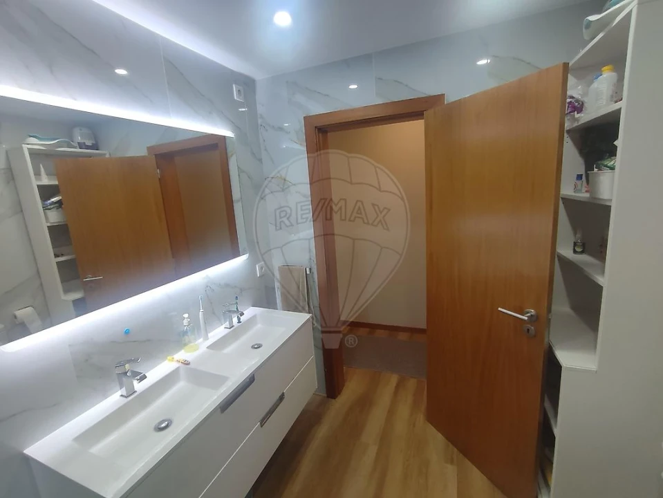 Apartamento T3 para Venda em Serzedo e Perosinho Foto 14