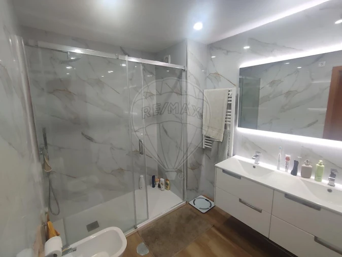 Apartamento T3 para Venda em Serzedo e Perosinho Foto 17