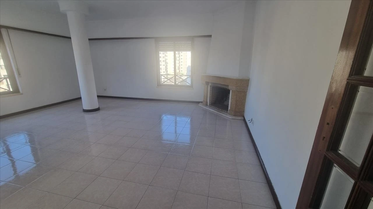 Apartamento T3 para Venda em Rio de Mouro Foto 4