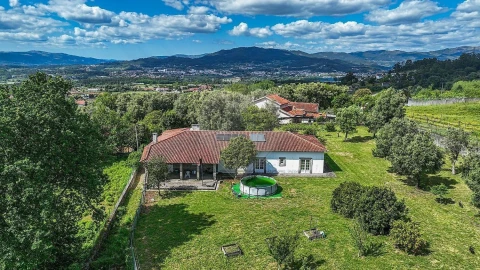 Moradia T4 para Venda em Crespos e Pousada