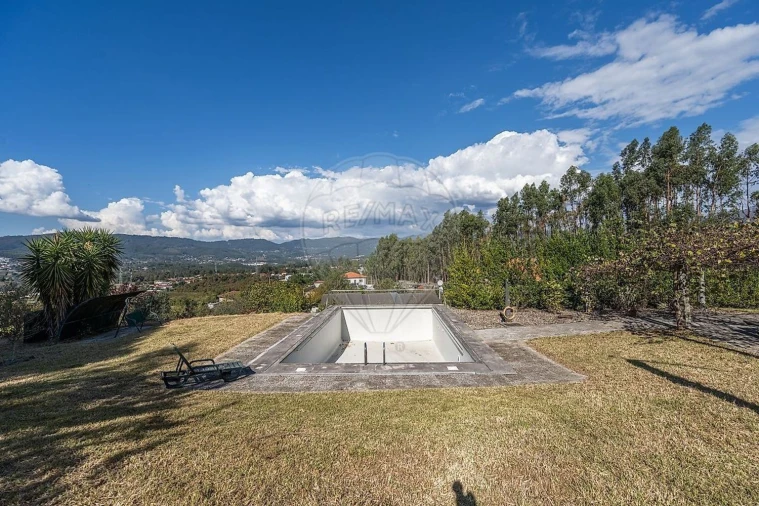 Moradia T4 para Venda em Águas Santas e Moure Foto 35