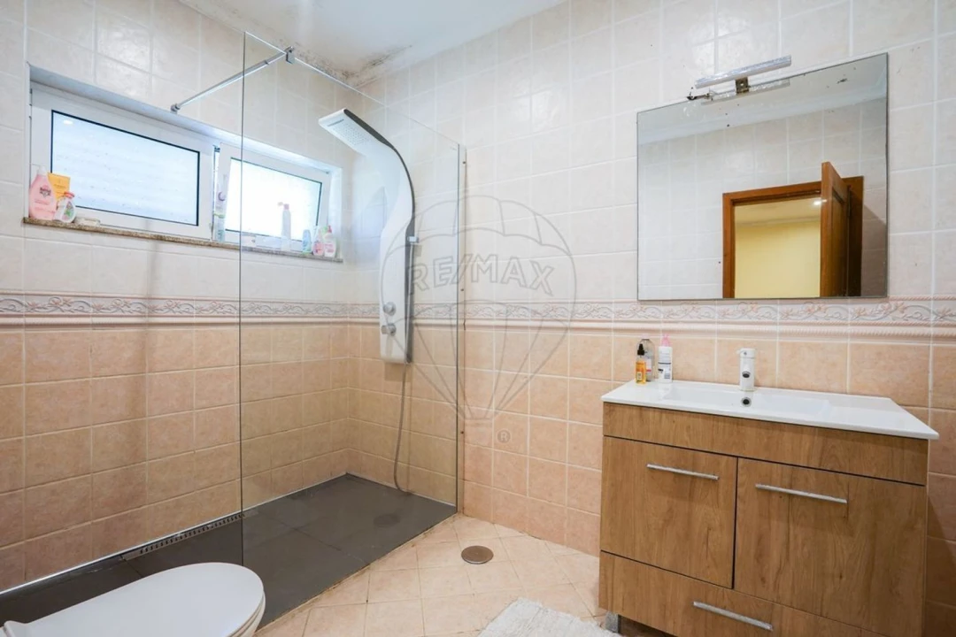 Moradia T4 para Venda em Calvos e Frades Foto 12