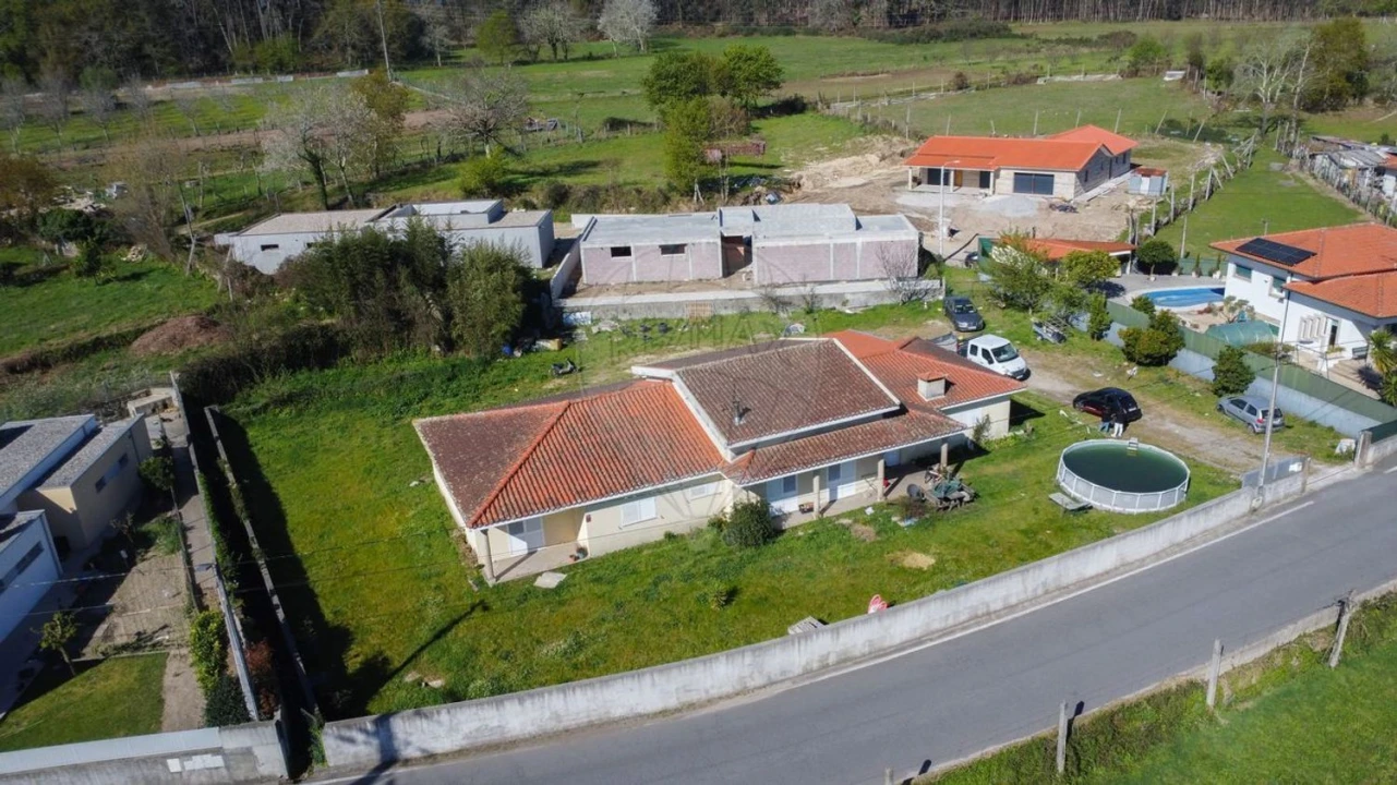 Moradia T4 para Venda em Calvos e Frades Foto 1