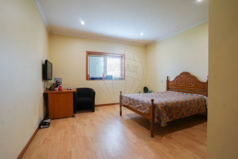 Moradia T4 para Venda em Calvos e Frades Foto 5