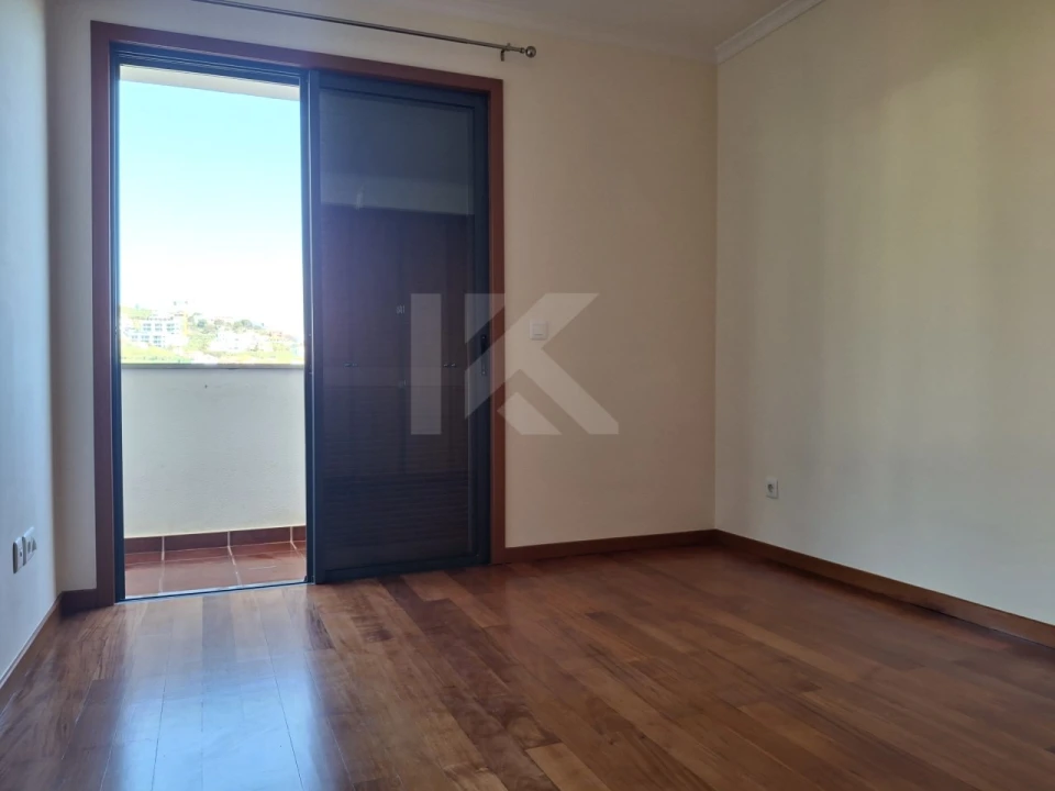 Apartamento T3 para Arrendamento em Camara de Lobos Foto 12