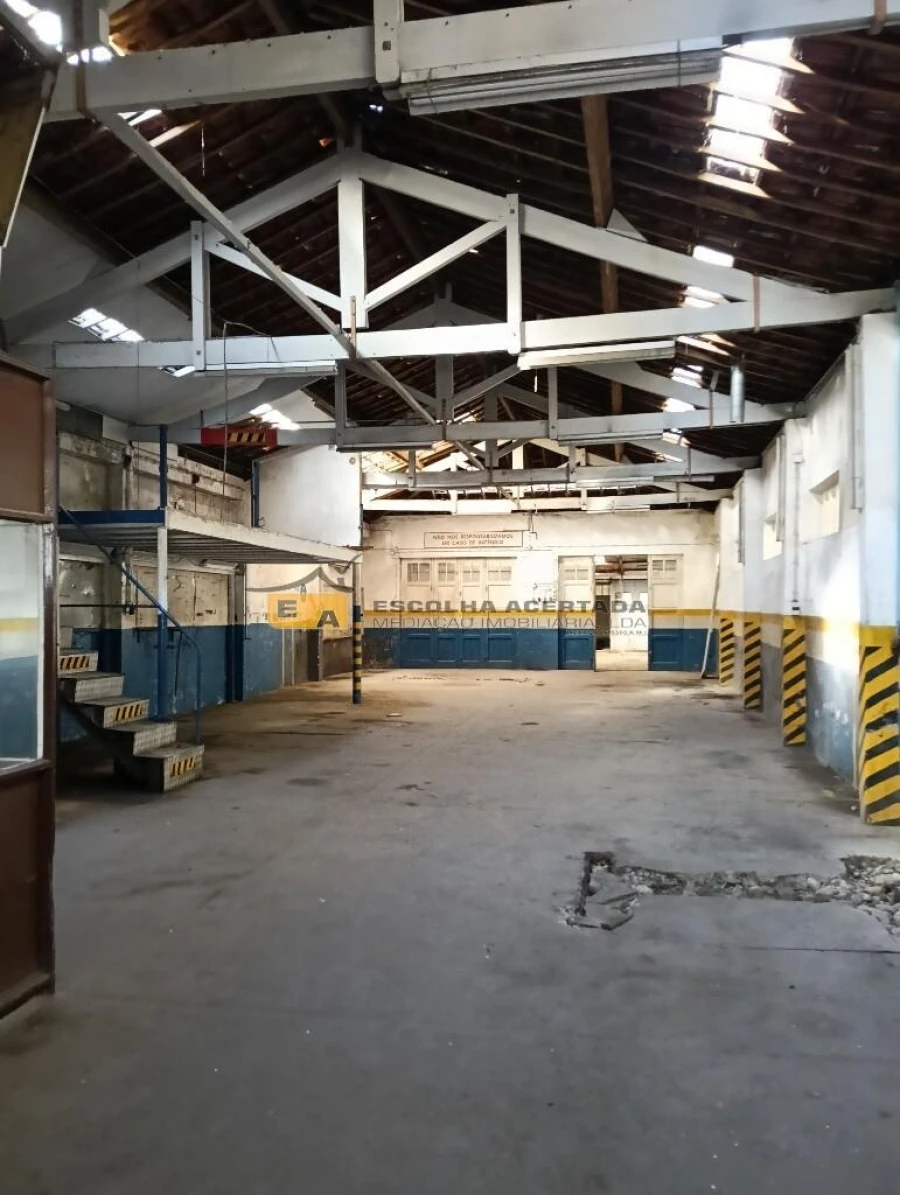 Armazém para Venda em Cidade da Maia Foto 3