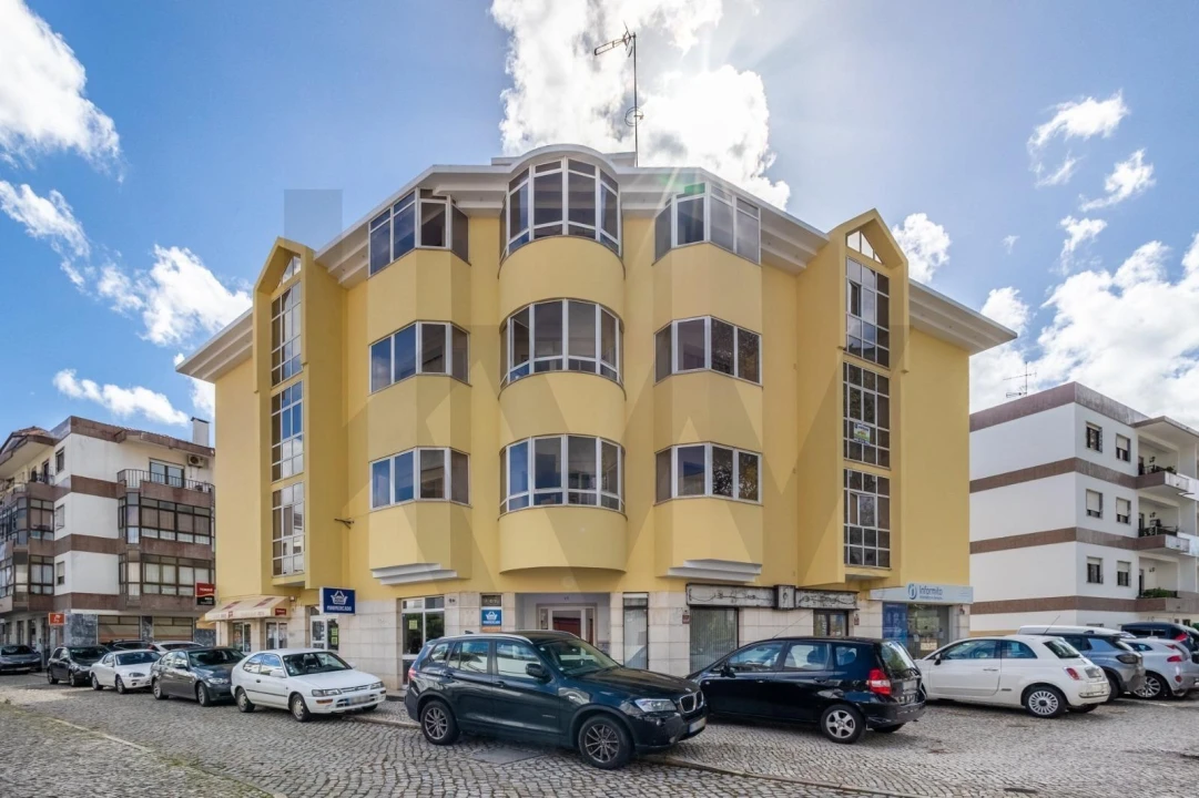 Apartamento T3 para Arrendamento em Nossa Senhora do Pópulo, Coto e São Gregório Foto 1