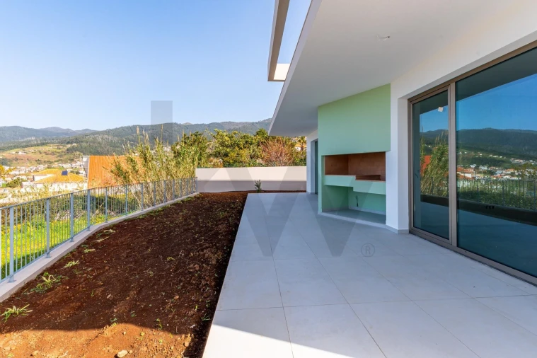 Moradia T2 para Venda em Arco da Calheta Foto 4