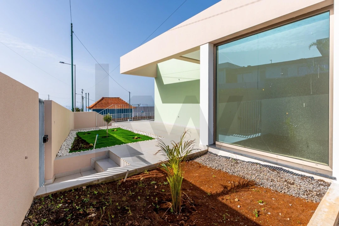 Moradia T2 para Venda em Arco da Calheta Foto 11