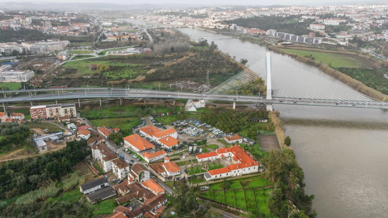 Prédio para Venda em Eiras e São Paulo de Frades Foto 53