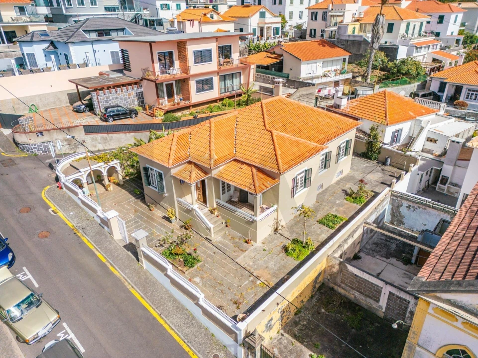 Moradia T4 para Venda em Funchal (Santa Maria Maior) Foto 1