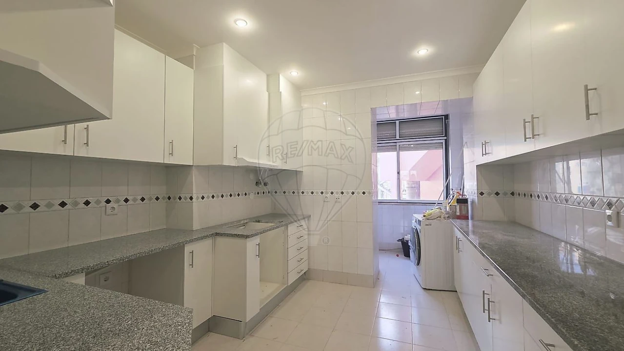 Apartamento T3 para Arrendamento em Avenidas Novas Foto 24