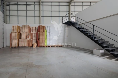 Armazém para Venda em Silvares, Pias, Nogueira e Alvarenga