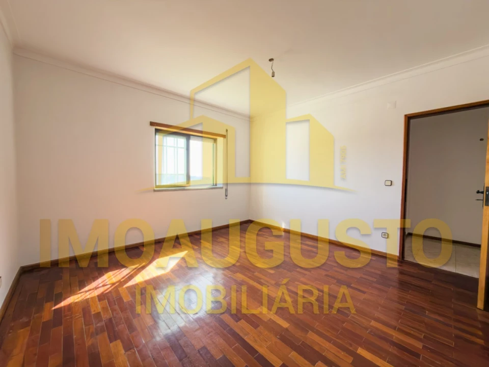 Moradia T4 para Venda em Guarda Foto 12