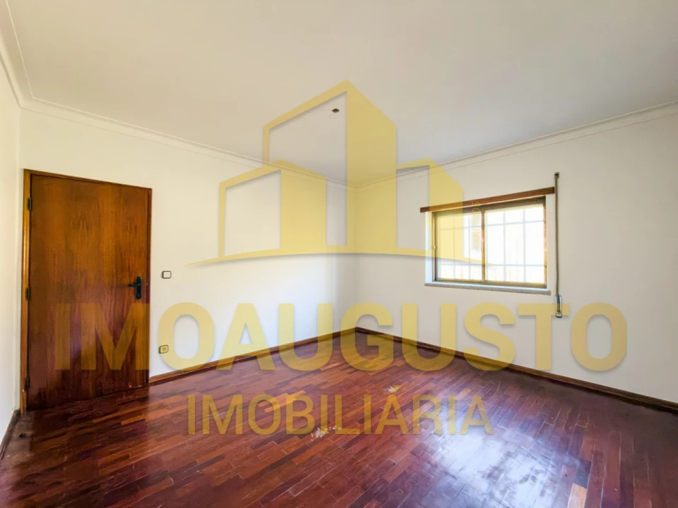 Moradia T4 para Venda em Guarda Foto 14