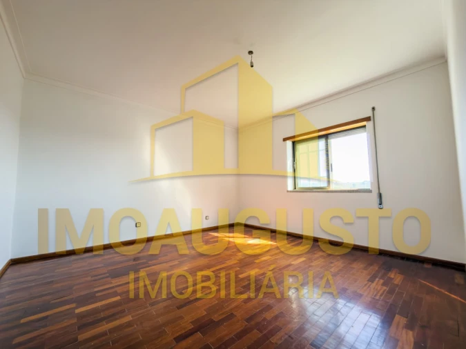 Moradia T4 para Venda em Guarda Foto 11