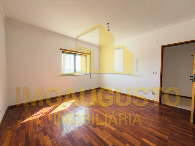 Moradia T4 para Venda em Guarda Foto 13