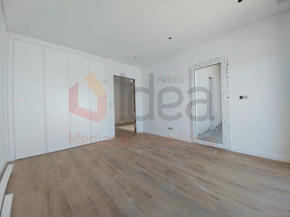 Moradia T4 para Venda em Corroios Foto 26