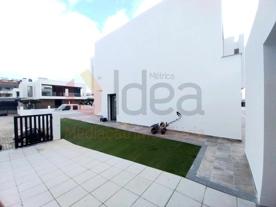 Moradia T4 para Venda em Corroios Foto 3