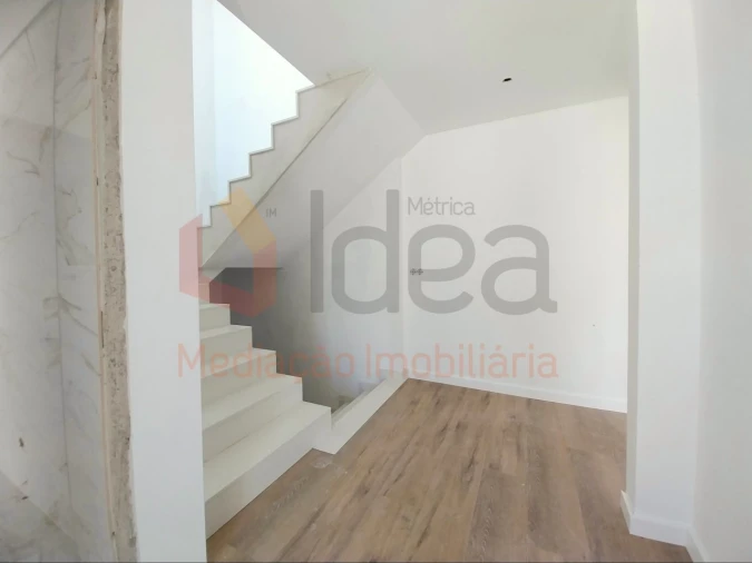 Moradia T4 para Venda em Corroios Foto 6