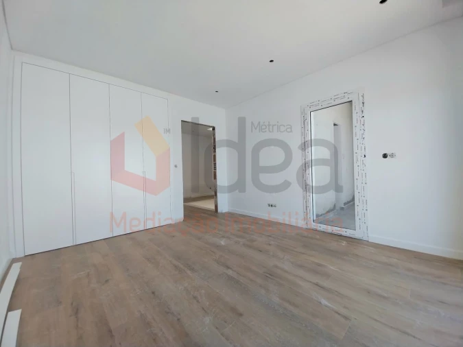 Moradia T4 para Venda em Corroios Foto 26