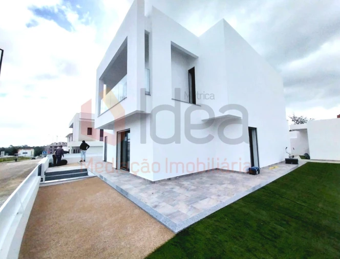 Moradia T4 para Venda em Corroios Foto 1