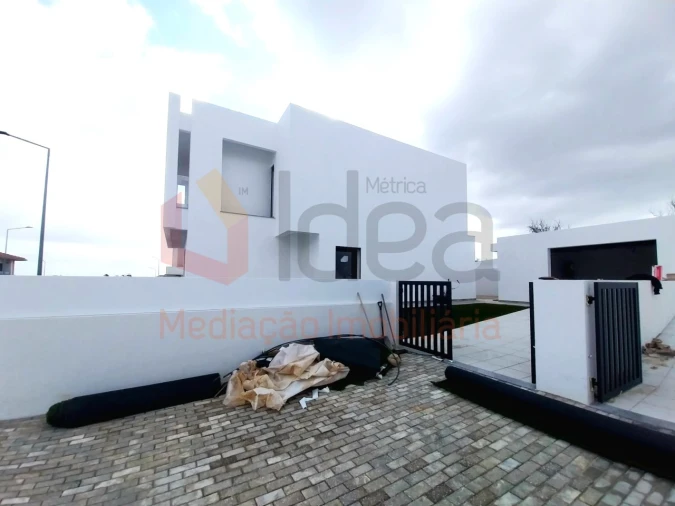 Moradia T4 para Venda em Corroios Foto 2